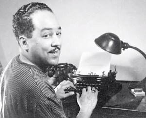 Langston Hughes - sentado a la maquina de escribir