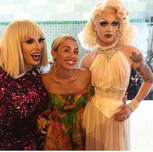 Posing with the Season 7 contestants. Photo courtesy of @mileycyrus